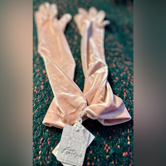‼️RARE‼️🎸Carolina Amato🎸🔥NWT🔥Light Pink Crushed Velvet Gloves (re: Free People) - Picture 5 of 13